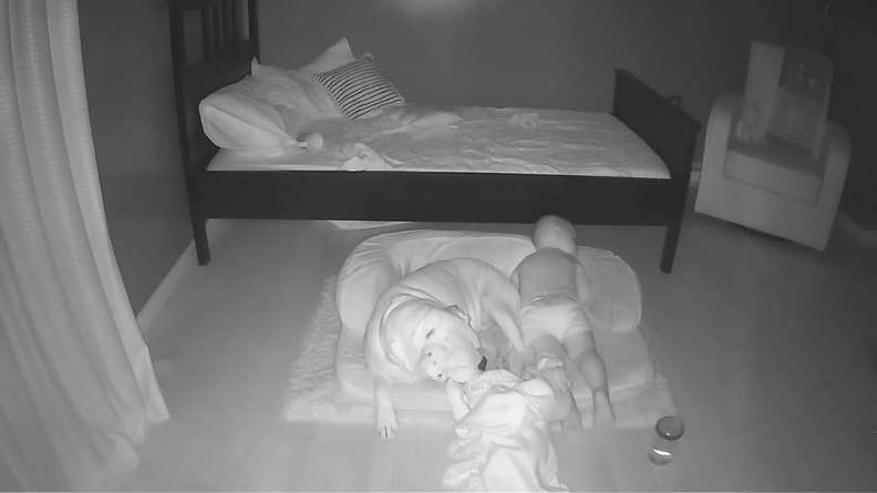 要找汪哥！寶寶睡覺太寂寞「突翻身下床」　拖被被枕大汪：要跟你一起睡❤