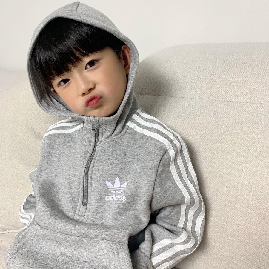 這是天使吧♡ 韓國正太「顏值超標」萌暈姐粉 媽媽也超正「驚艷同框照」:基因太強大!