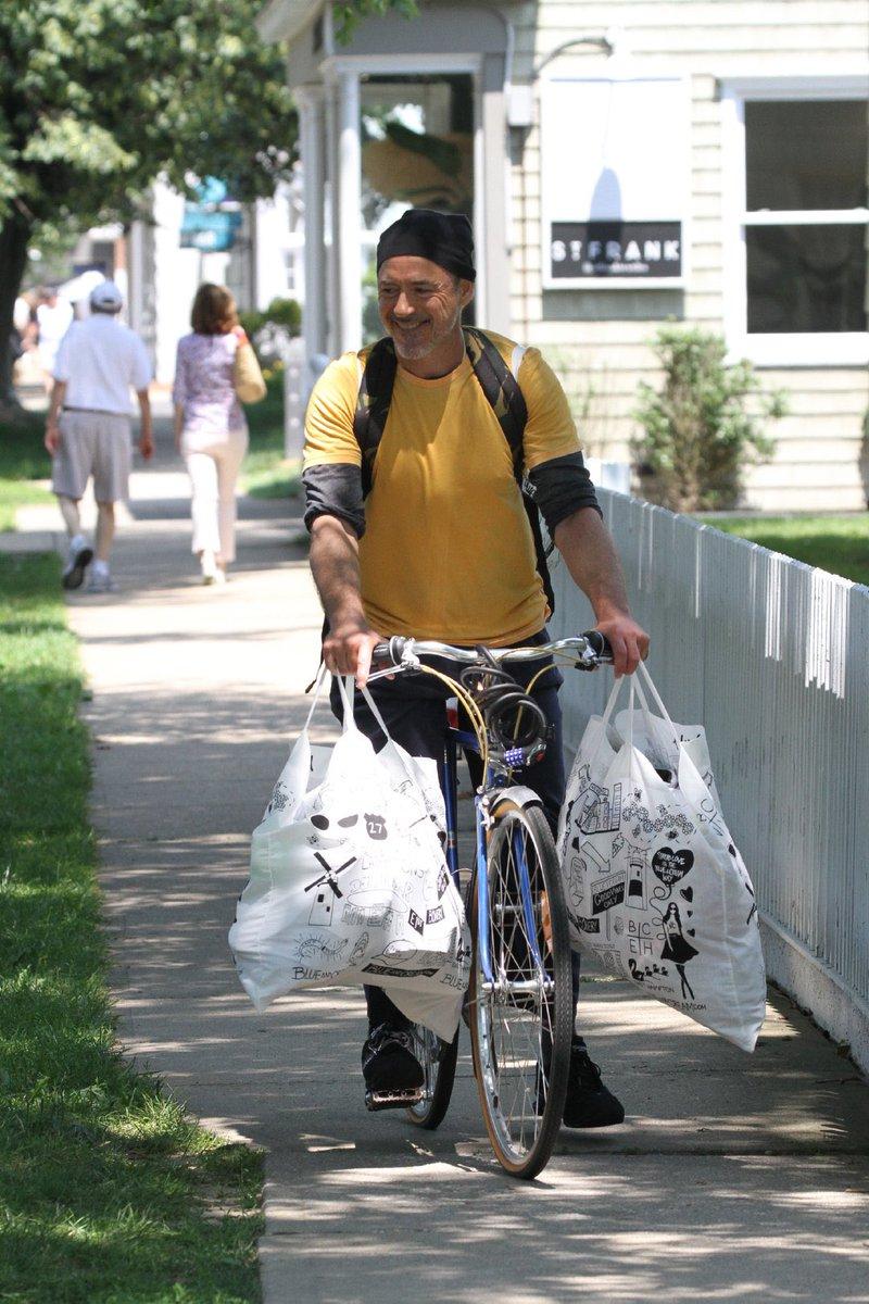 鋼鐵人退休生活？騎腳踏車「拎3袋購物」太庶民　網笑：誰能看出是億萬富翁！
