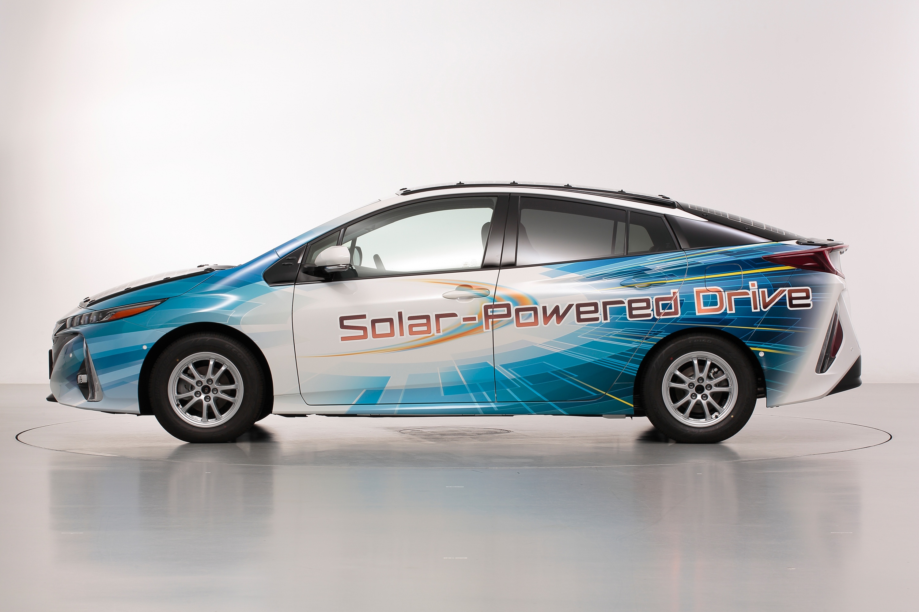 「完全不用插電」太陽能車將誕生　豐田測試結果：續航里程達56公里