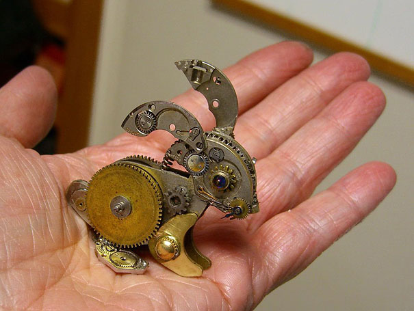 不能動也有價值！藝術家「廢鐘錶」變蒸氣龐克風　雕刻出「仙子的翅膀」美到不像話！
