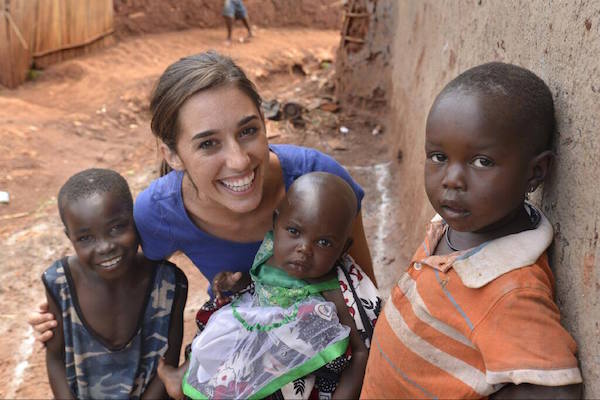 原本是天之驕子…18歲女孩飛往烏干達就「不想回家」，未婚前「認養13個女兒」…現在大家庭生活超幸福！