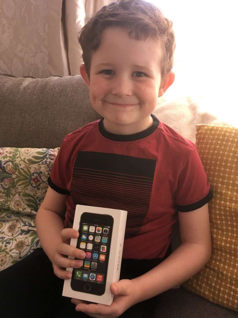 「爸爸送我蘋果手機！」　小男孩打開一看超厭世　爸爸笑到超內疚　