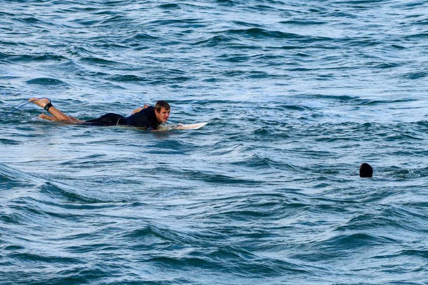 海中冒出一顆頭！11歲男孩困激流　衝浪泳客「滑過去神救援」不留名