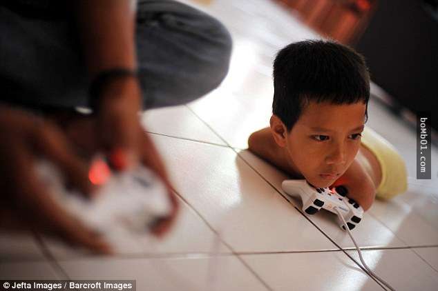 這位小男孩天生沒有四肢生活超困難，但他「靠下巴打電玩還是學術天才」讓校長都驚呆了！