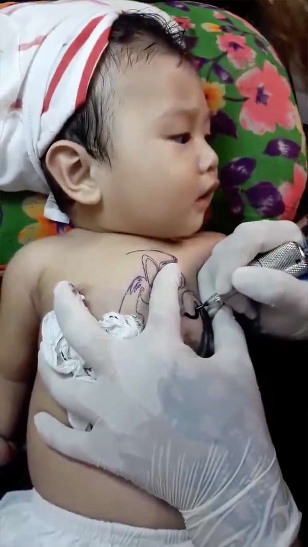 這些大人有病！　越南男嬰遭強壓住刺青　整個過程讓網友看到超火大