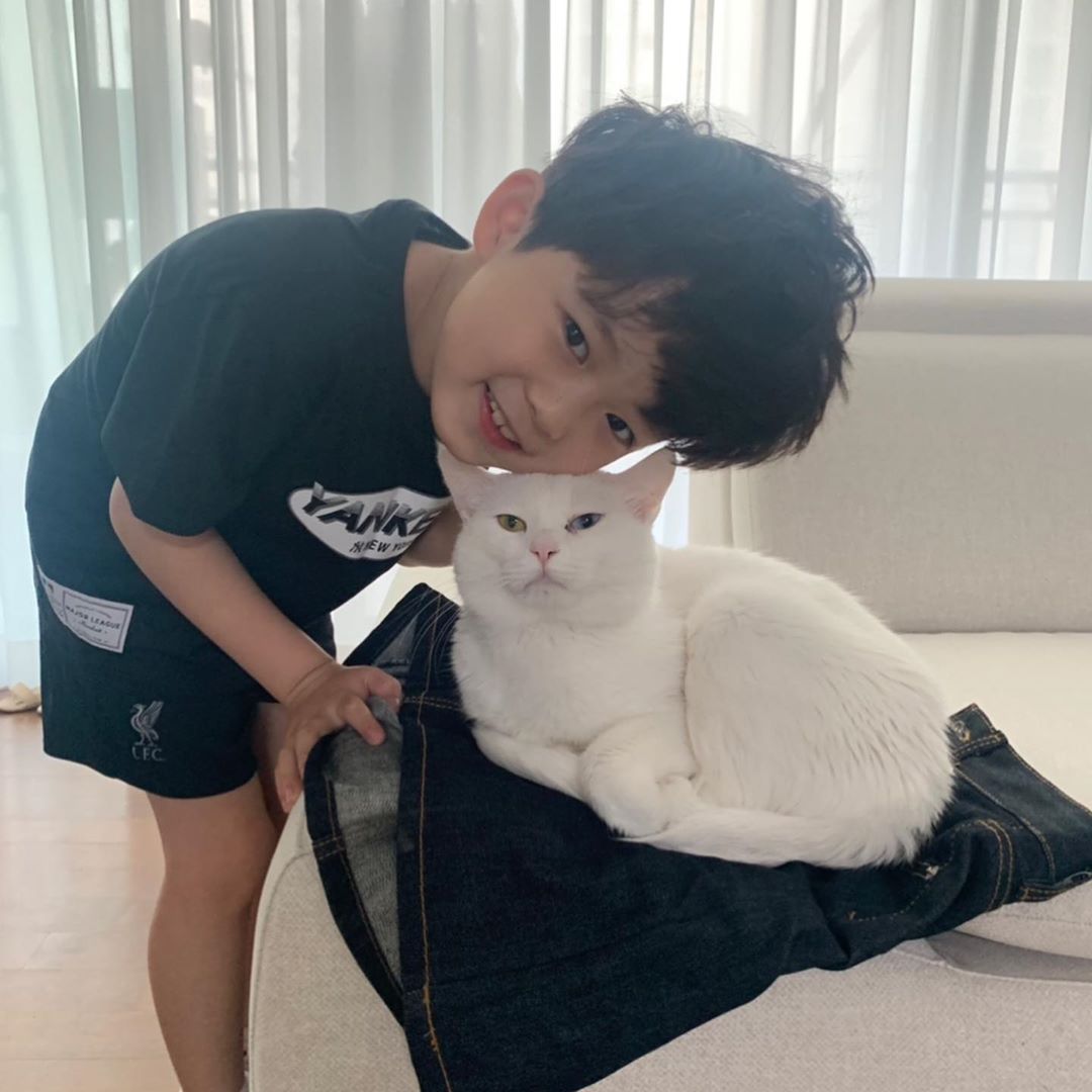 這是天使吧♡ 韓國正太「顏值超標」萌暈姐粉 媽媽也超正「驚艷同框照」:基因太強大!