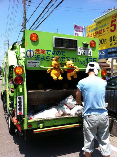大量網友在垃圾車上目擊娃娃　清潔員工的解釋讓人很想哭