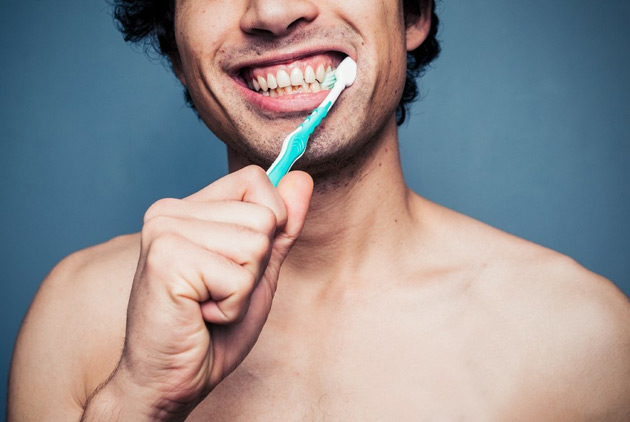 今天開始搞懂「起床後應該先刷牙還是吃早餐」，專家提醒順序弄錯的話「牙齒會被腐蝕」！