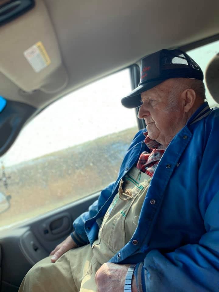 85歲老爺爺「結婚60年依然深愛老婆」　叫孫女載自己去超市：我要買花給她