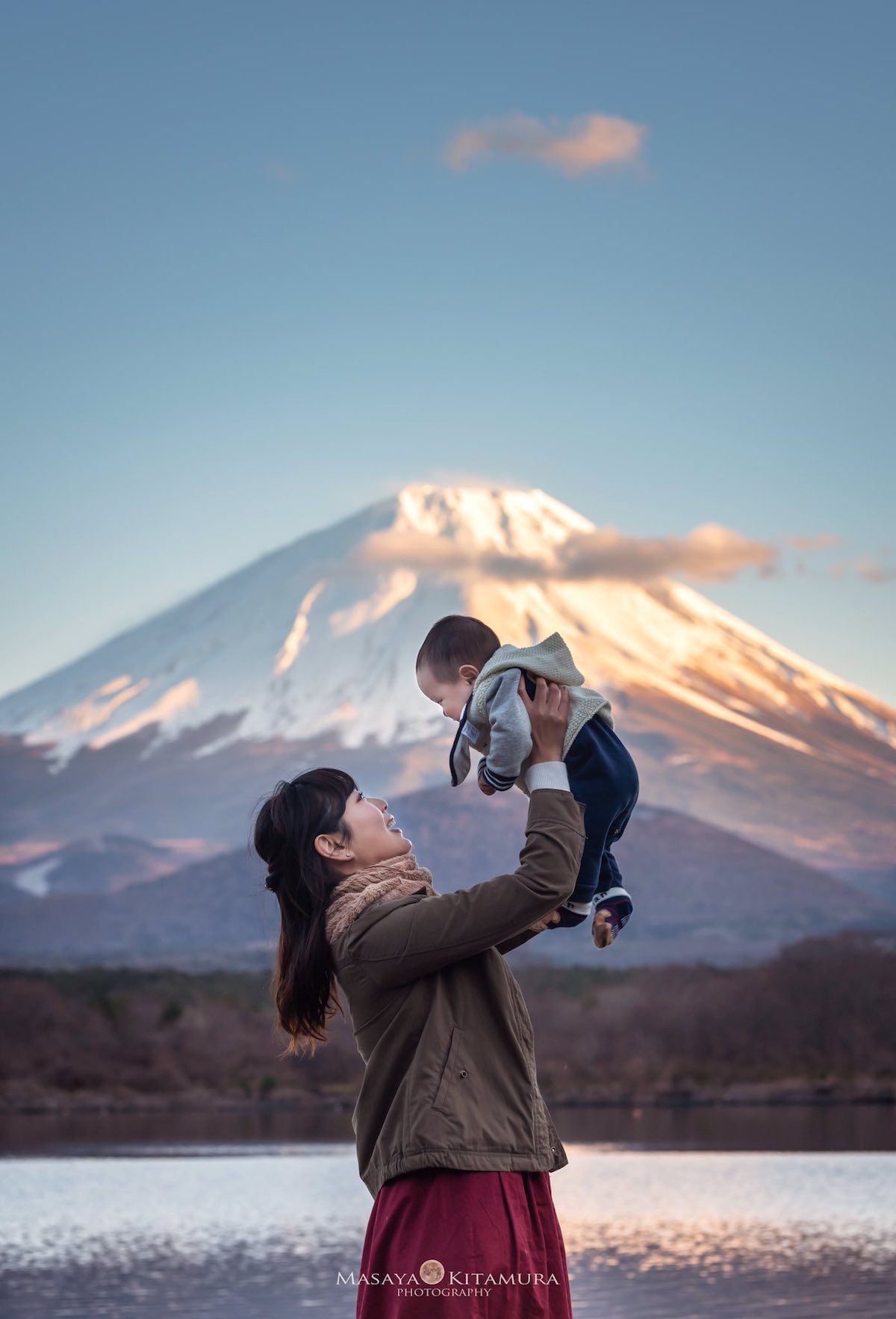 爸爸視角充滿愛！　媽咪抱北鼻遙望富士山「畫面太美太感人」