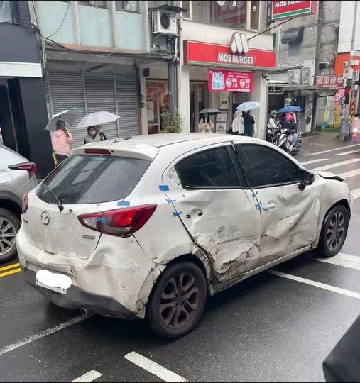 路上驚見「戰損版馬自達」！　車身凹陷、車門手把消失網看傻：能閃就閃