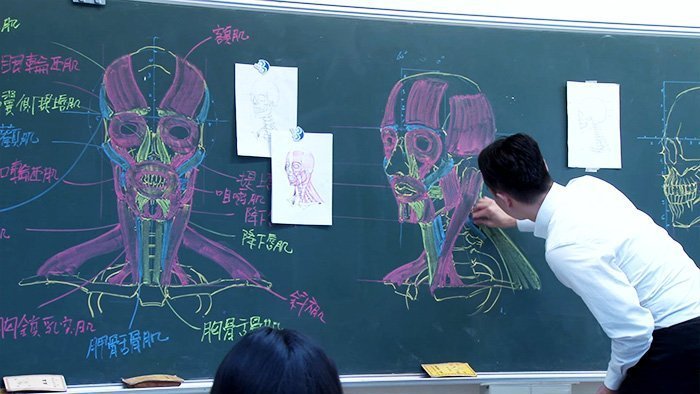 老師板書太狂！手繪教科書級「人體透視骨骼圖」　高顏值紅到日網：在上醫學課？