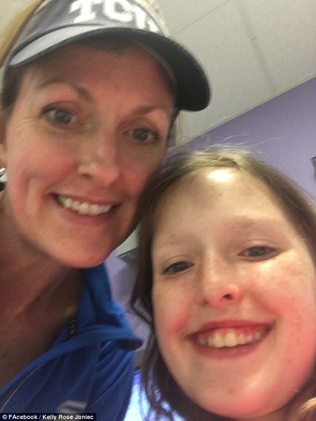 10歲女孩玩指尖陀螺「玩到吞進喉嚨」，媽媽看了X光照差點就暈倒在醫院裡！