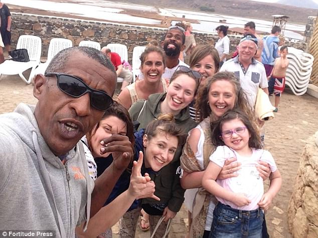 非洲導遊因為「長得太像歐巴馬」一直被路人攔下來合照，他得意表示「我每天至少要拍15張」！