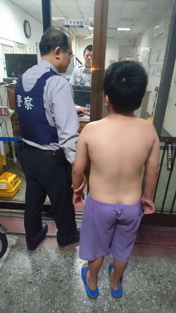 11歲男童赤裸上身跑出來找爸爸，暖心警員上前關心這樣做讓網友讚爆！