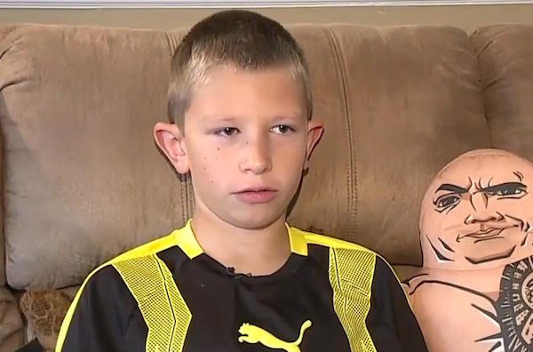 10歲男孩模仿「巨石強森電影」拯救差點溺死的2歲弟，巨石強森知道後「送出大驚喜」連他們媽媽都感動哭！