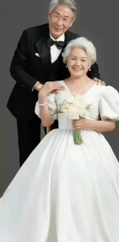 超過一甲子的浪漫！爺爺奶奶「60年前後」婚紗照對比　高顏值太驚人