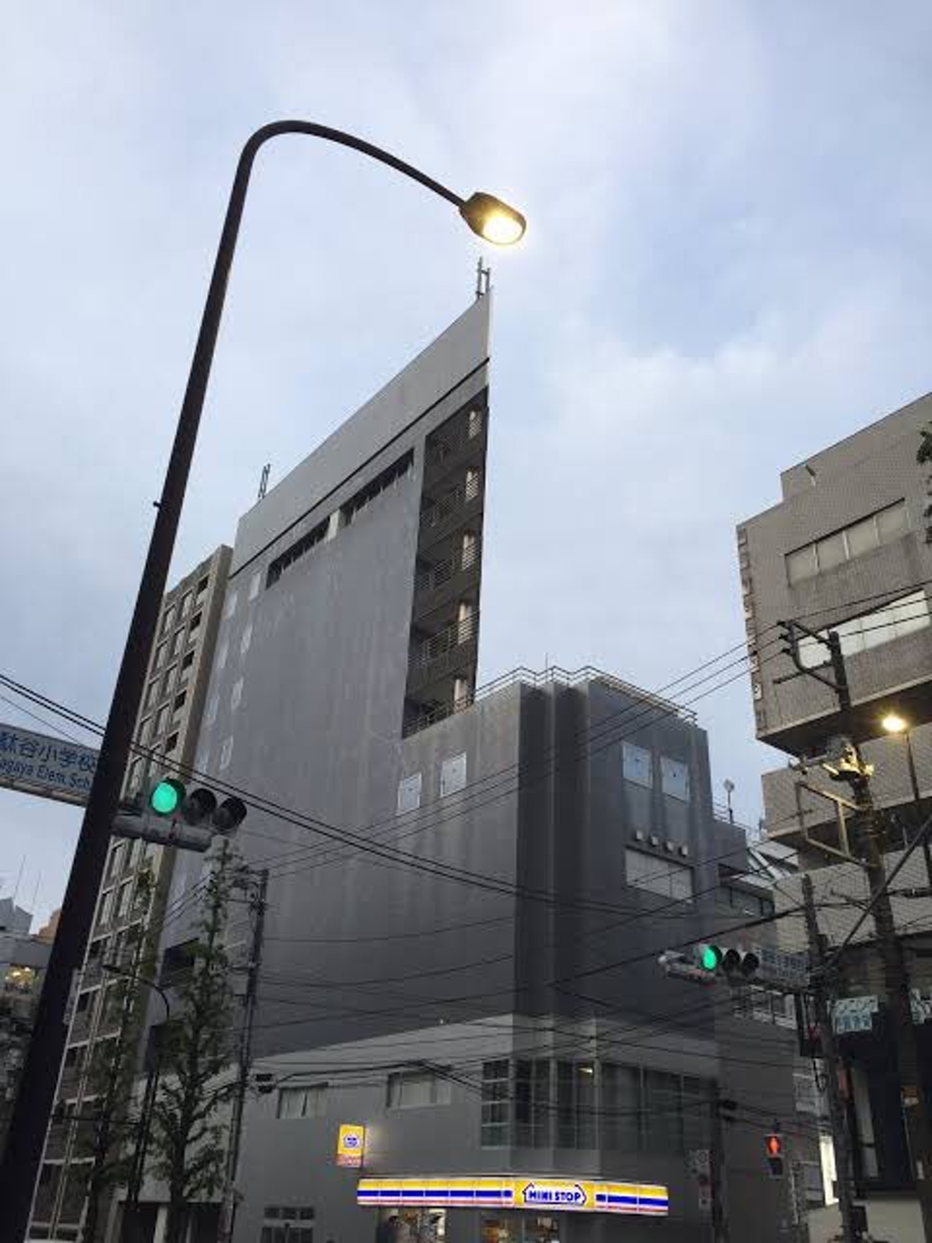 不怕地震？日本市區出現「超薄大樓」　走到旁邊笑了：角度很重要