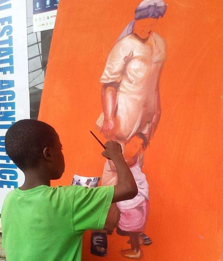 非洲小神童現場拿鉛筆「畫法國總統肖像」　2小時後全世界都認識他了