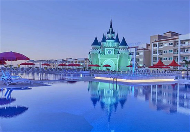 西班牙斥資28億「童話城堡飯店」新開幕　「7泳池+水上樂園」入住宛如當貴族