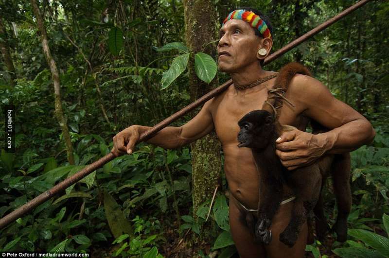 這個神秘的部落「所有人都靠吃猴子生存」，他們的身體構造已經從腳部開始變形…
