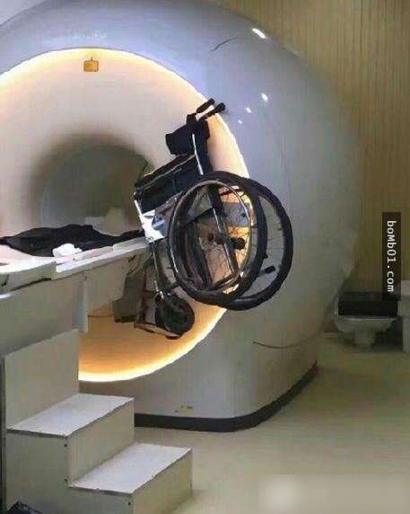 中國家屬不聽醫生勸告「硬把輪椅推進核磁共振室」，結果他們可能得付台幣千萬的維修費了…