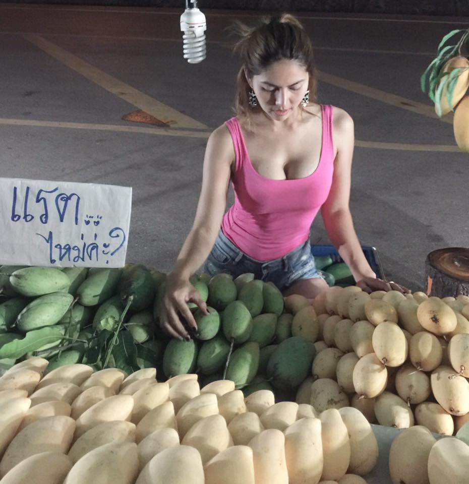 人客來看喔！泰國老闆娘賣很大顆很甜的芒果，加碼表演「全裸切鳳梨」女人怒罵、男人爽翻！