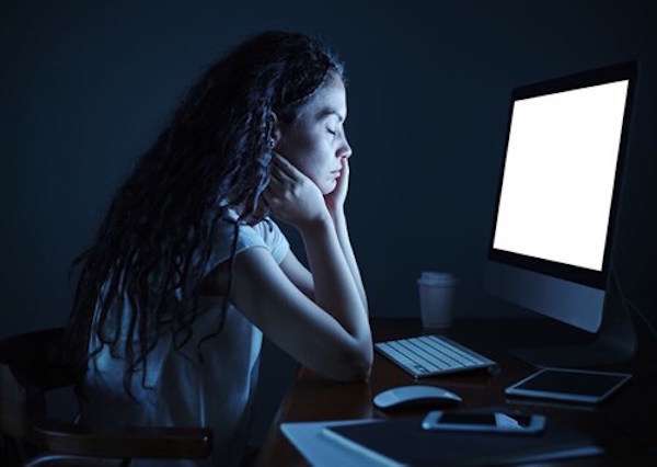 別再熬夜了！　新研究證實「睡眠不足」易罹患失智症　通宵一晚就看得出影響