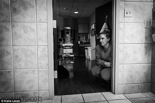 網友看到這張「護理師幫助產婦上廁所」照片馬上按下分享，希望更多的人能夠珍惜好的護理師！