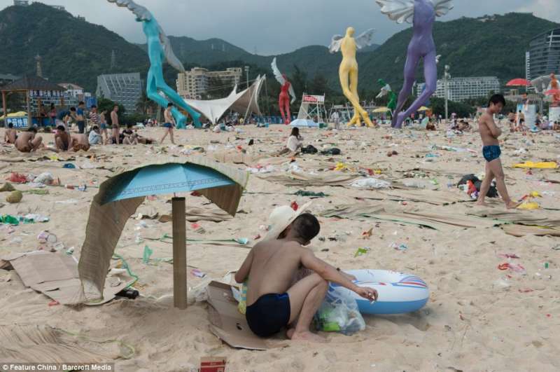 打死也不想去！　中國夏天的海灘根本是垃圾場　在地人卻可以樂在其中