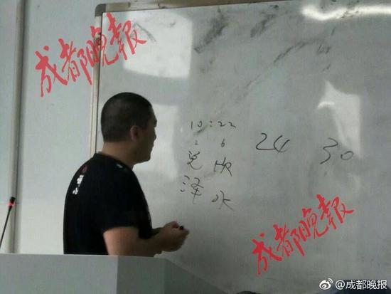 嫌點名太麻煩！大學中文老師直接用《易經》算出翹課生學號，「一次全料中」害課上學生暴動了！