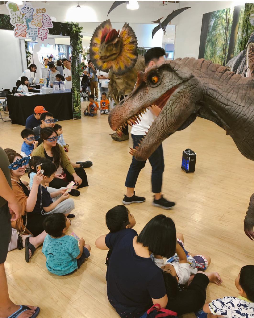 百貨室內打造大型「侏羅紀樂園」　近距離接觸2公尺高恐龍好玩又好拍