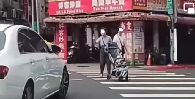 汽車停讓行人！她推嬰兒車過馬路「抽手機示警」　網一看吵翻