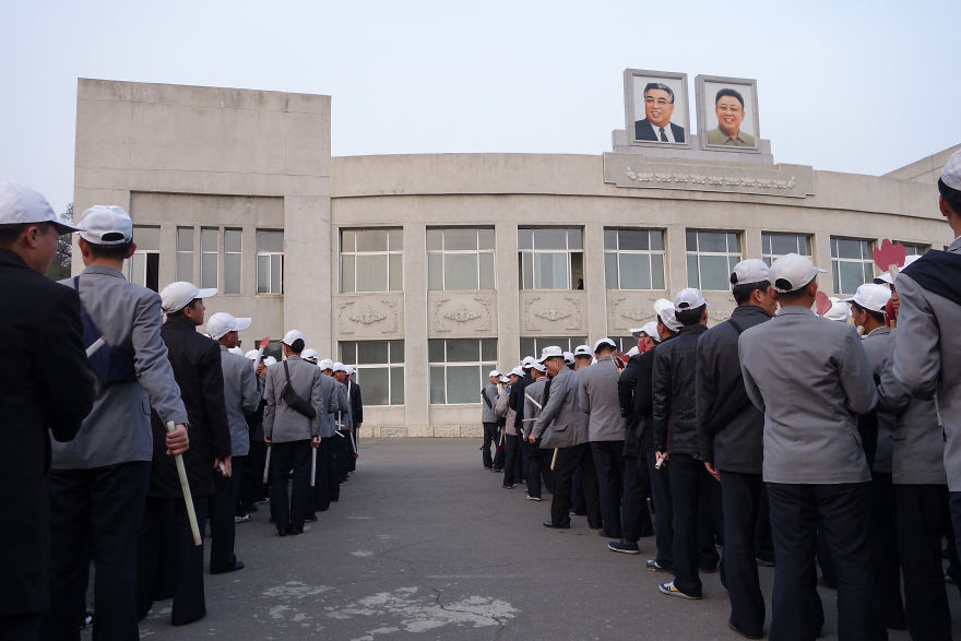 攝影師親自造訪「南北韓」拍下超大差異照片，緊鄰的國家卻是兩個世界…