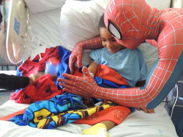 已故奶奶托夢告訴他「你會成為蜘蛛人」　他醒來真的拯救破萬兒童