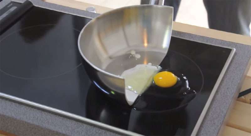 拿「半個鍋」測試電磁爐奧秘　打下一顆蛋後終於知道為何該買電磁爐