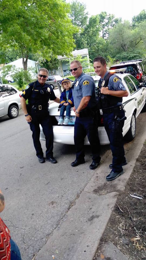 3歲小女孩為了買警察制服擺攤賺錢，結果「各路警察突然現身協助」讓她開心炸了！