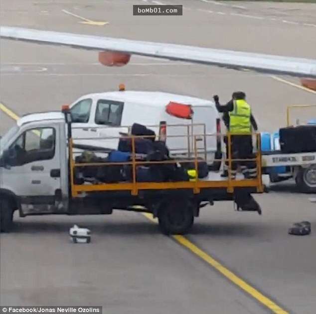 倫敦機場工作人員堆行李「使出洪荒之力」，這段可惡影片就是行李會憑空消失的原因！