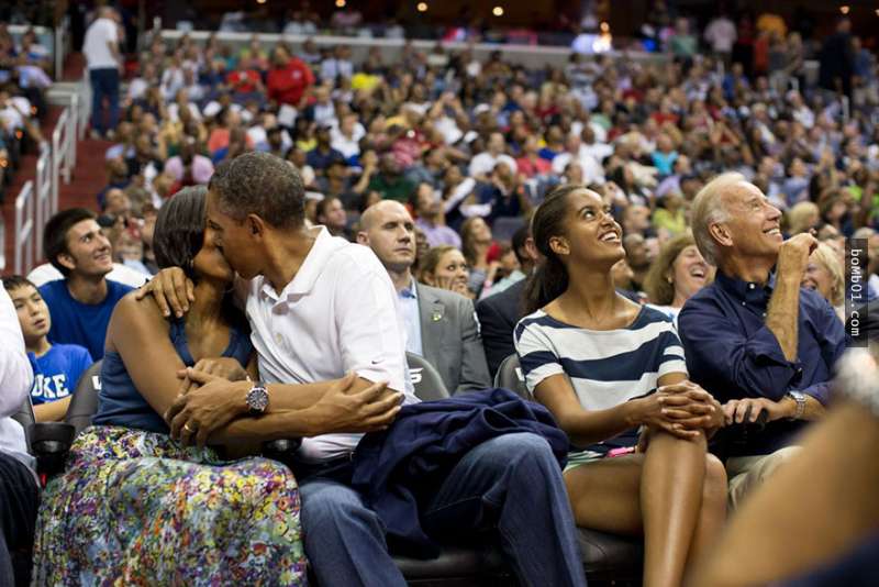 25張證明歐巴馬跟蜜雪兒「結婚25年來仍然是最閃夫妻」的甜蜜時刻照。