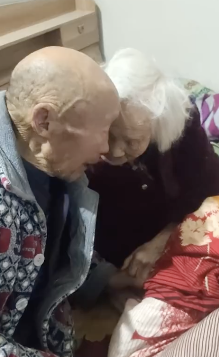 「108歲人瑞奶奶」關心82歲兒穿外套！　樸實母子情感動網友：80歲還能叫媽媽，多幸福❤