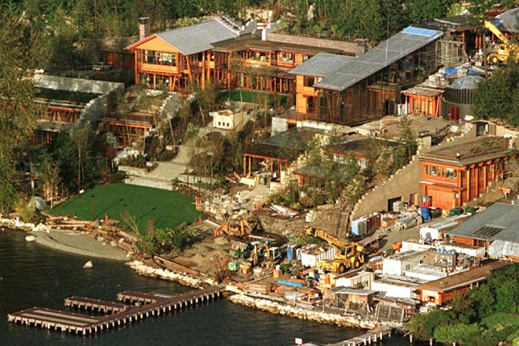 不愧是首富級豪宅！比爾蓋茲34億住處曝光　有碼頭遊艇、水族館「自己就是小鎮」