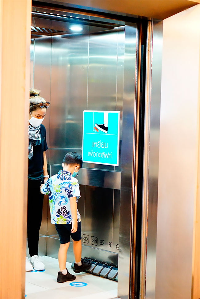 泰百貨公司奇招防護！　「用腳按電梯」避免人與人傳播