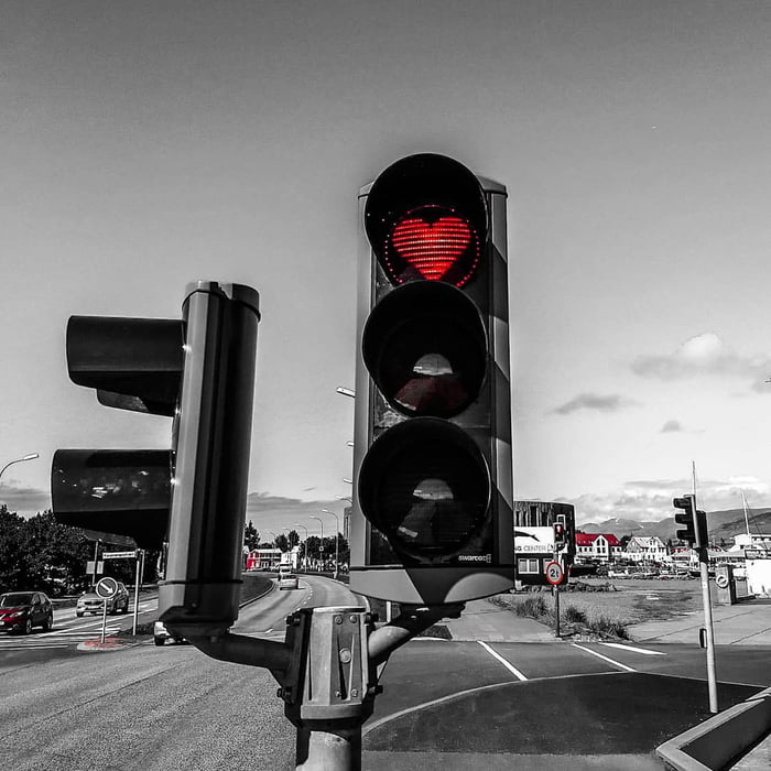 別忘了微笑！冰島紅綠燈「做成心型」　每天停下來也會提醒：保持愉快心情❤️