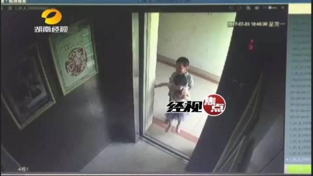 2歲女童「神秘墜落在2樓平台」死亡，警方調閱監視器…發現死因竟然是一位5歲男孩把她「關電梯」！