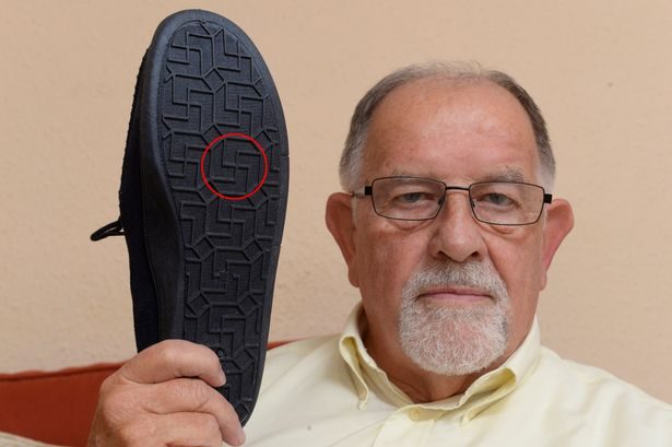阿伯檢查網購的拖鞋「驚見邪惡標誌」氣炸了，認為廠商根本是故意不告訴消費者！