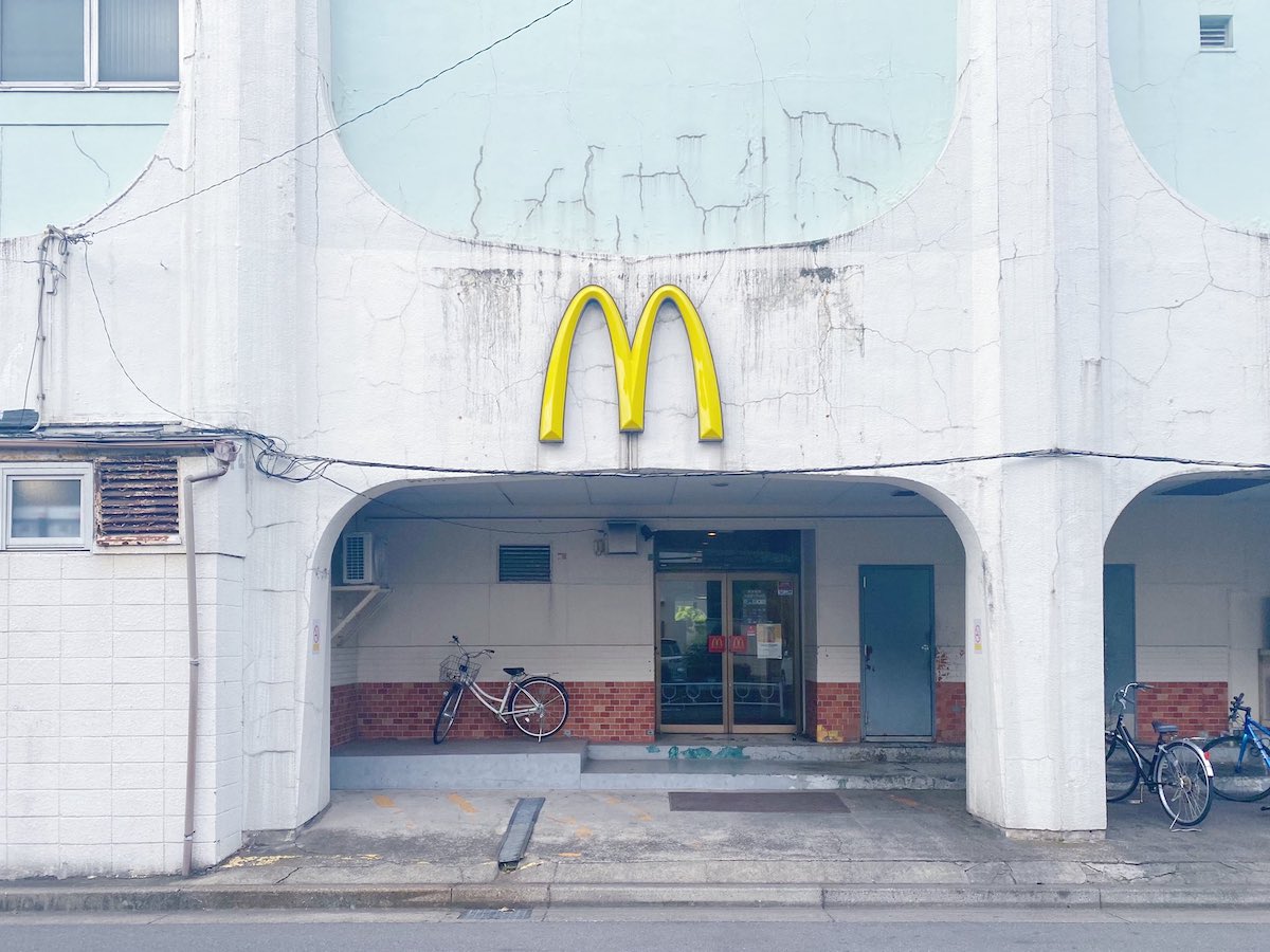 真的是麥當勞？　日本麥當勞「斑駁牆面+老舊外觀」　超神秘後門網熱議：是什麼地下組織吧！