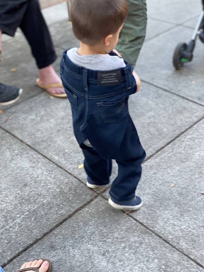 2歲男孩在萬聖節裝扮成「一條褲子」　爸媽也配合變身「T恤＋帽子」超有愛