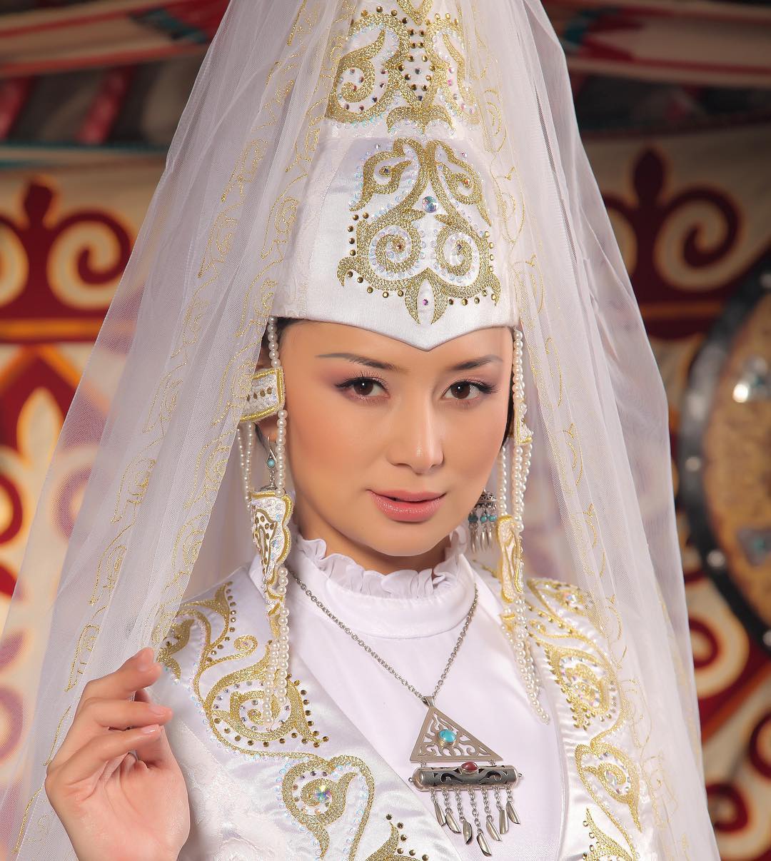 不是只能穿白紗！　22個地區的「傳統婚禮穿搭」襯出絕美新娘