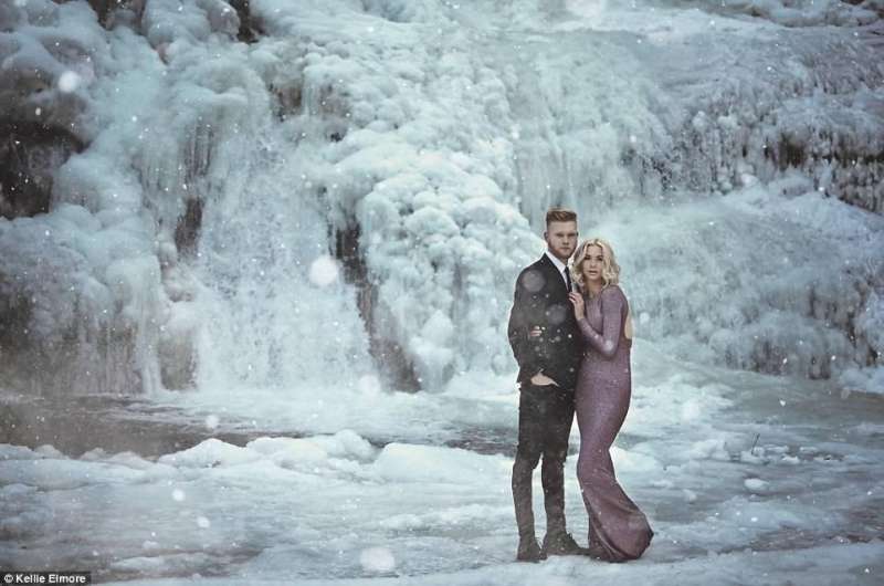 竟然不是修圖！　情侶跑到「瀑布都結冰」的地方拍訂婚照　畫面宛如童話世界美呆